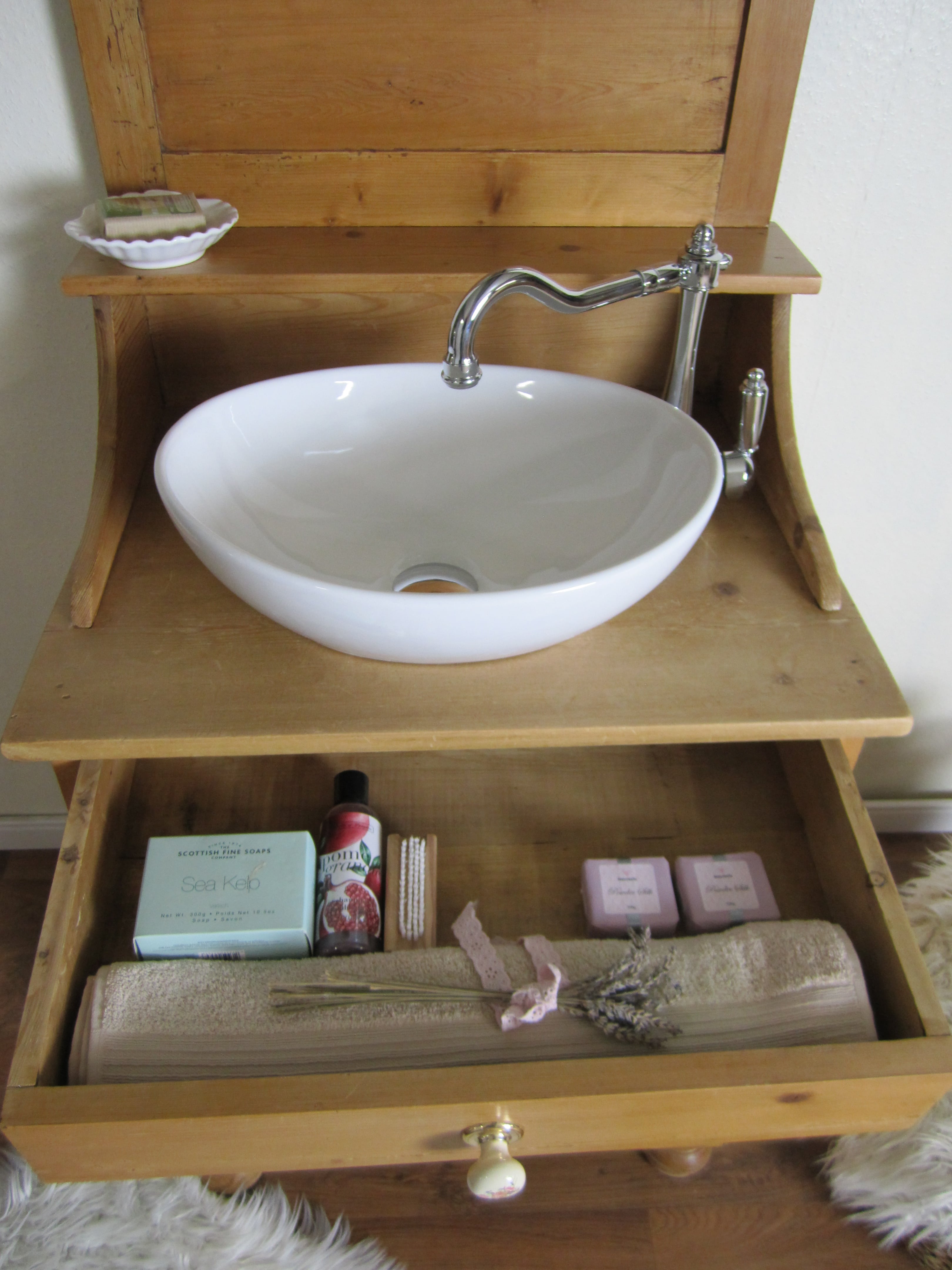 Naturbelassener und romantischer Waschtisch antik - Wasserheimat