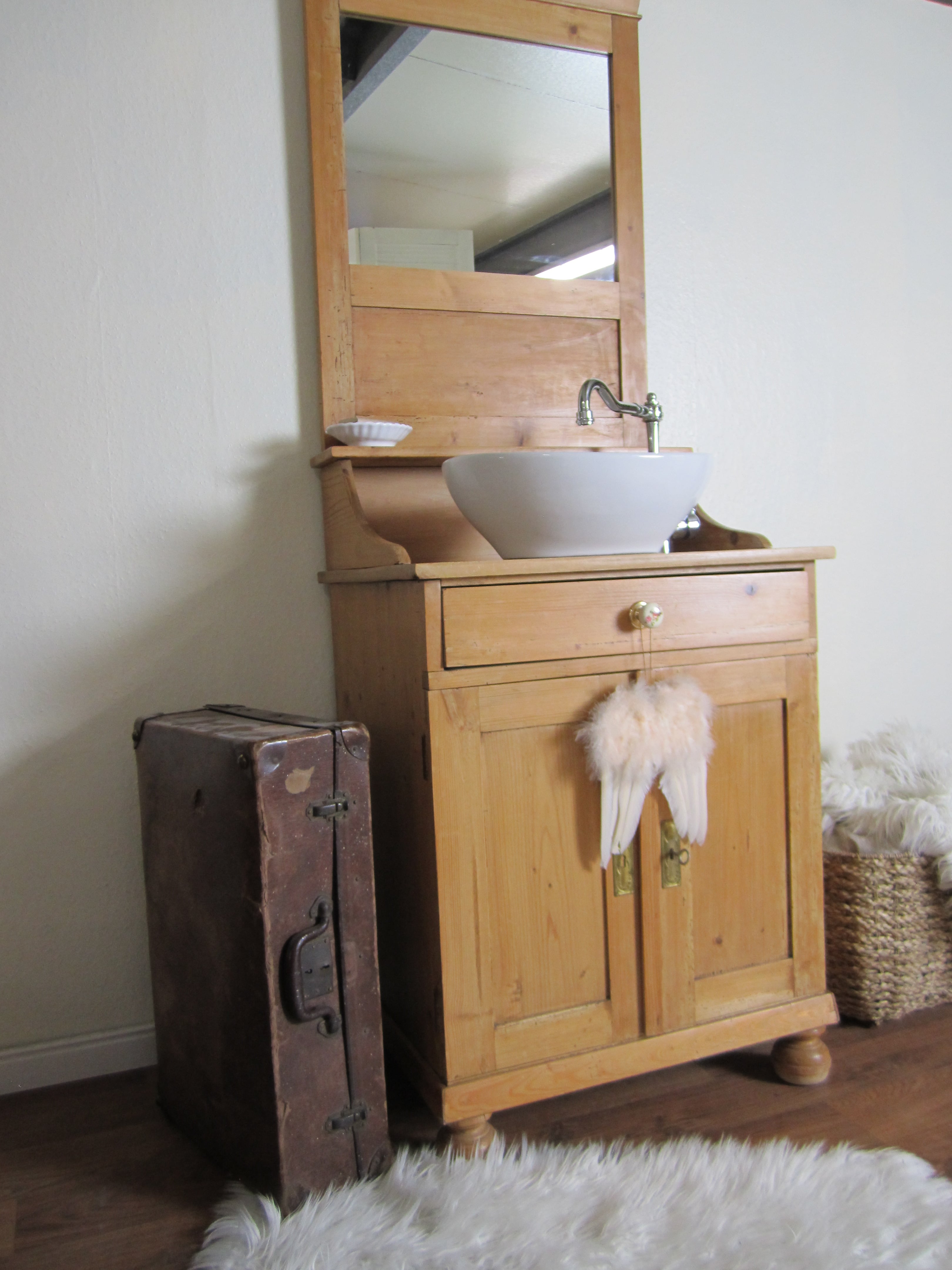 Naturbelassener und romantischer Waschtisch antik - Wasserheimat