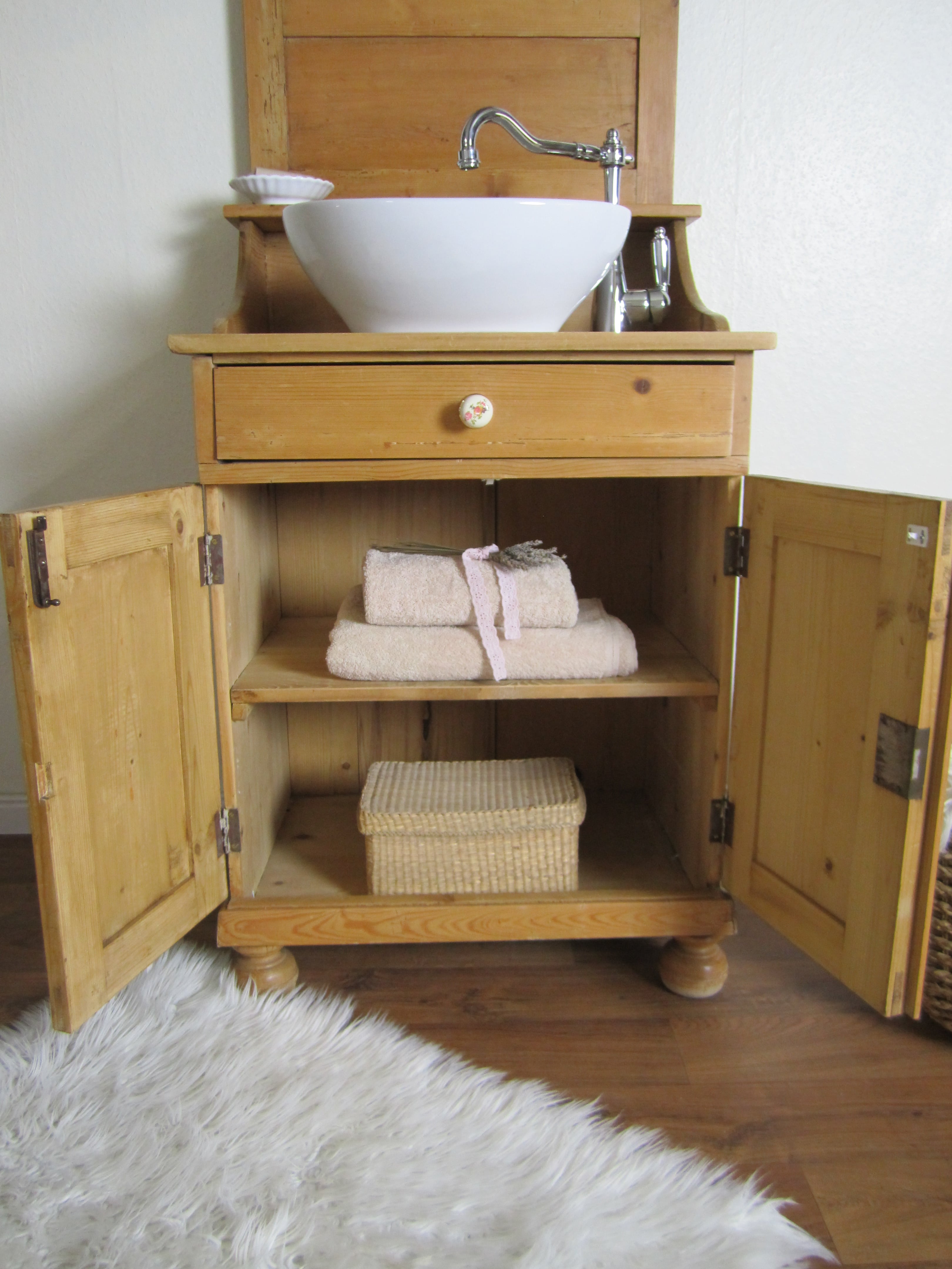 Naturbelassener und romantischer Waschtisch antik - Wasserheimat