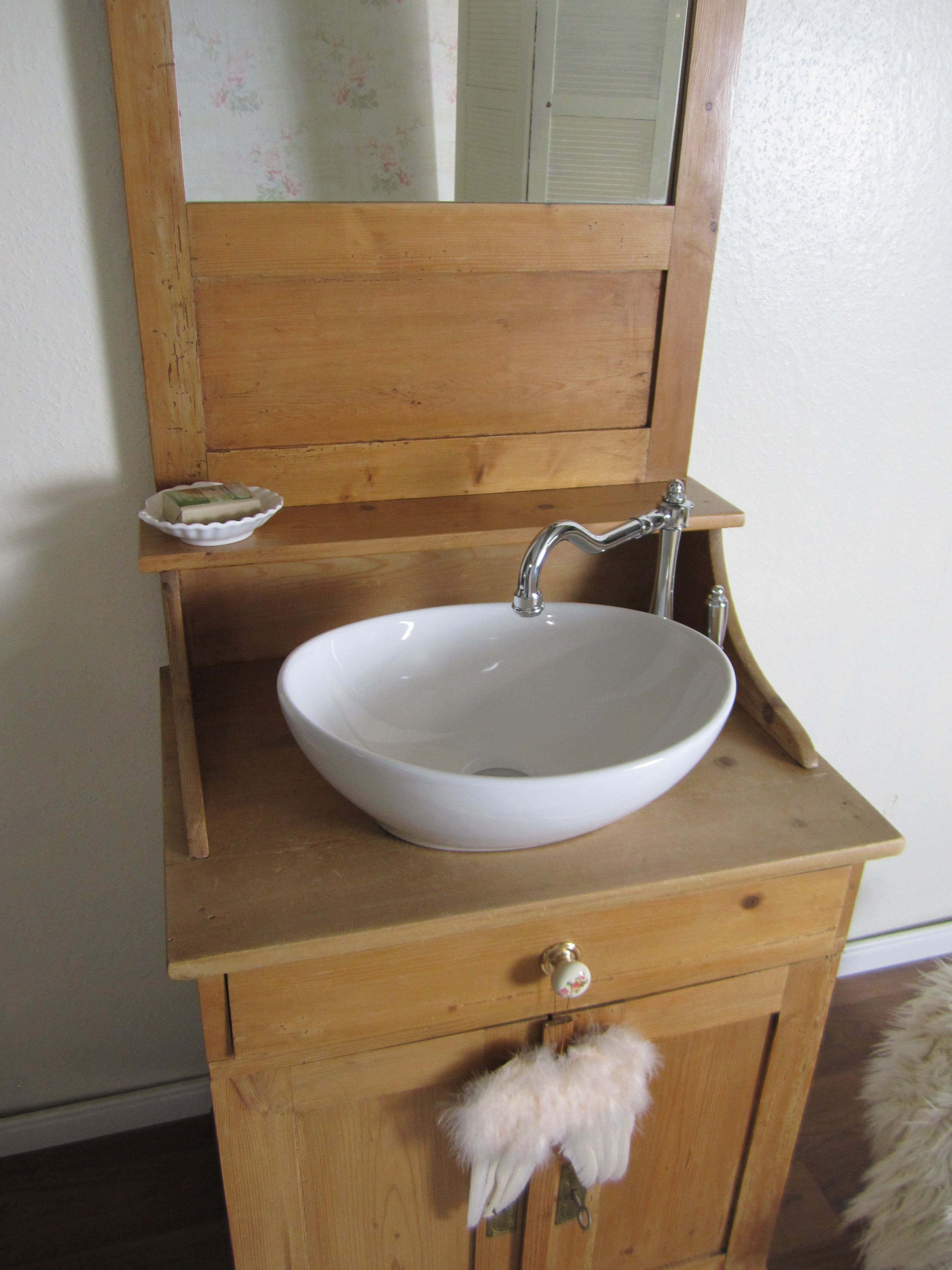 Naturbelassener und romantischer Waschtisch antik - Wasserheimat