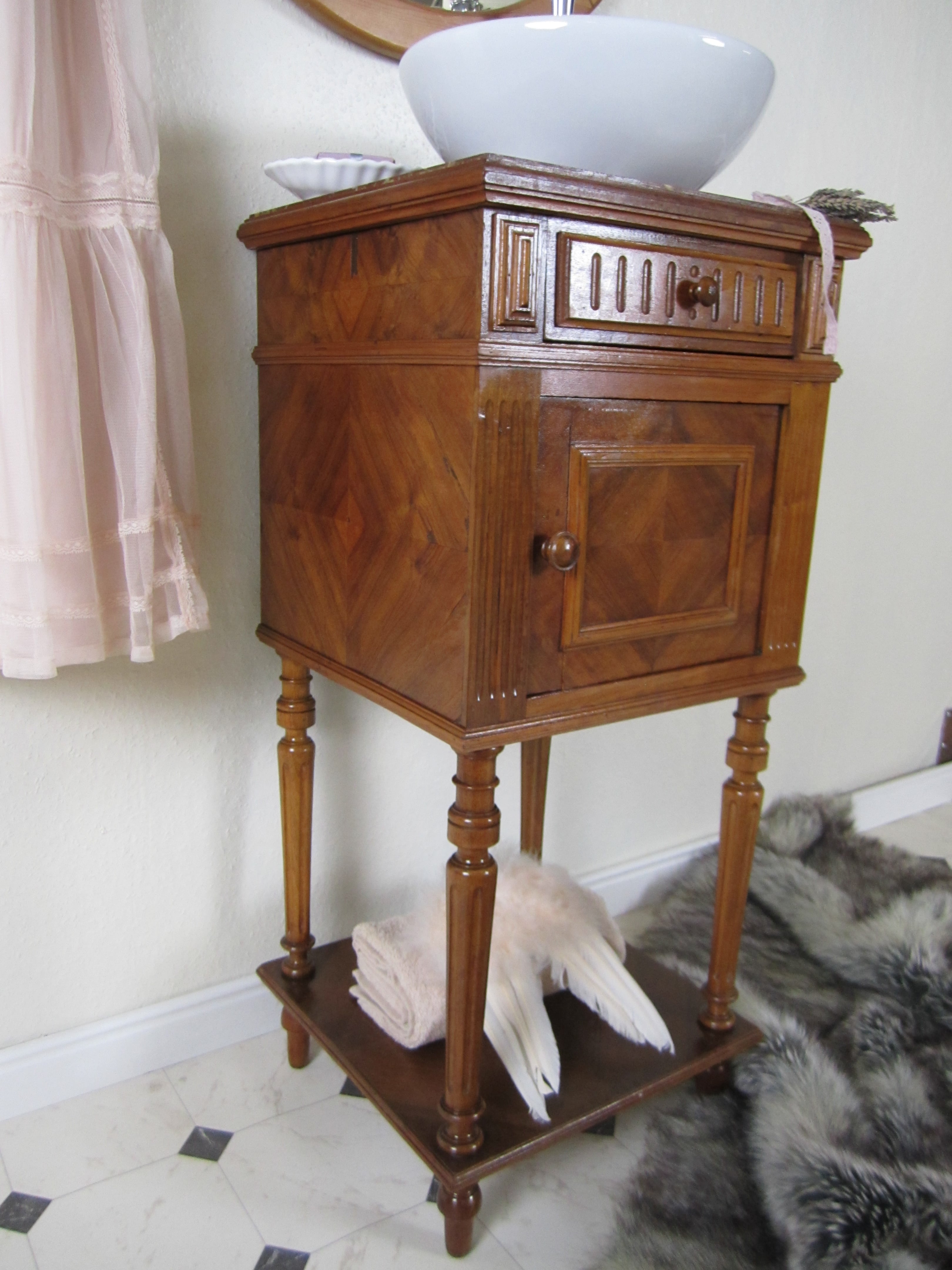 Nostalgische Waschtische aus der Wasserheimat - Kleiner Waschtisch antik