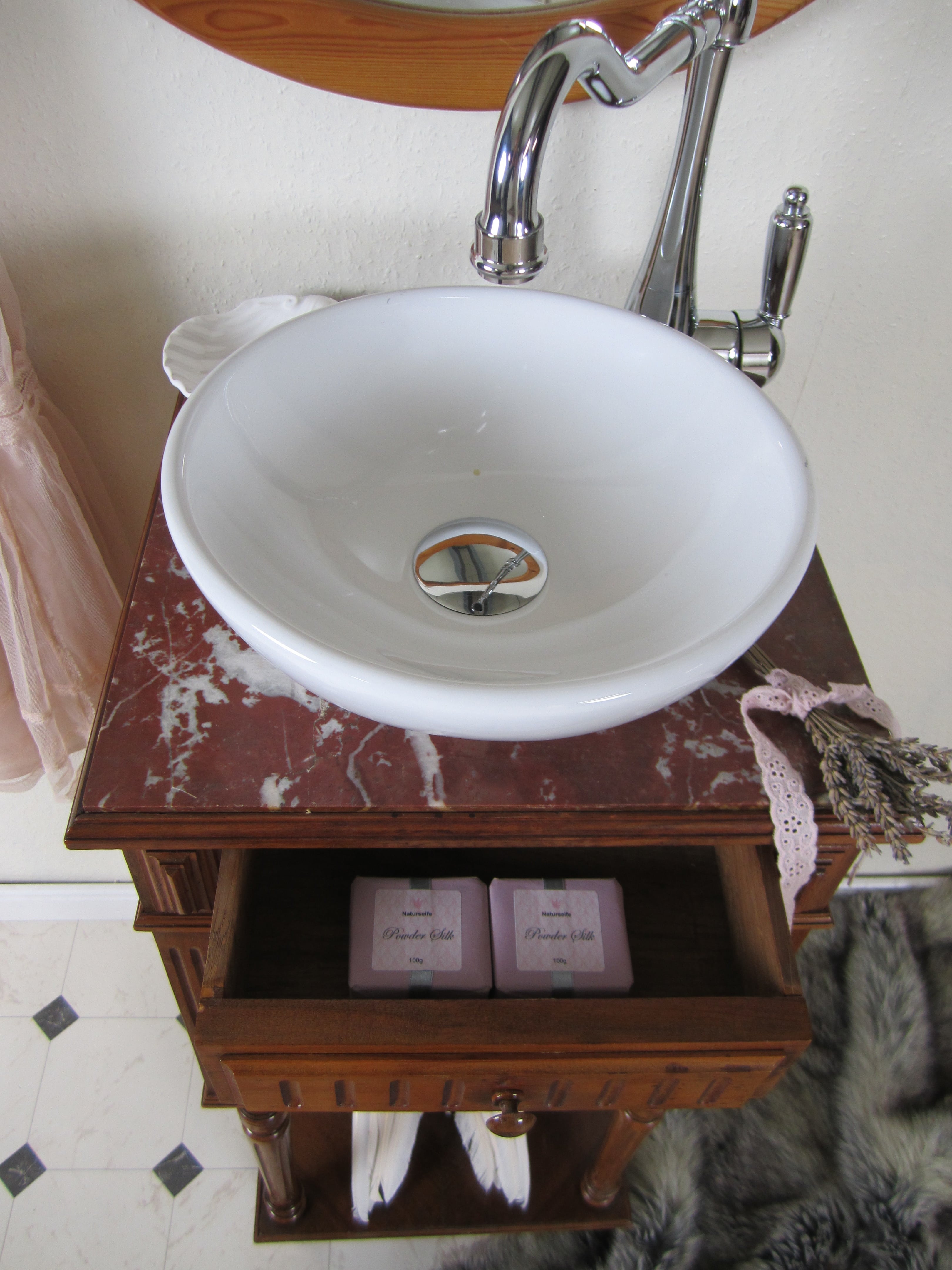 Nostalgische Waschtische aus der Wasserheimat - Kleiner Waschtisch antik