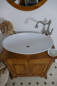 "Claire" - Antiker Badschrank Naturholz, natürliche Fabgebung