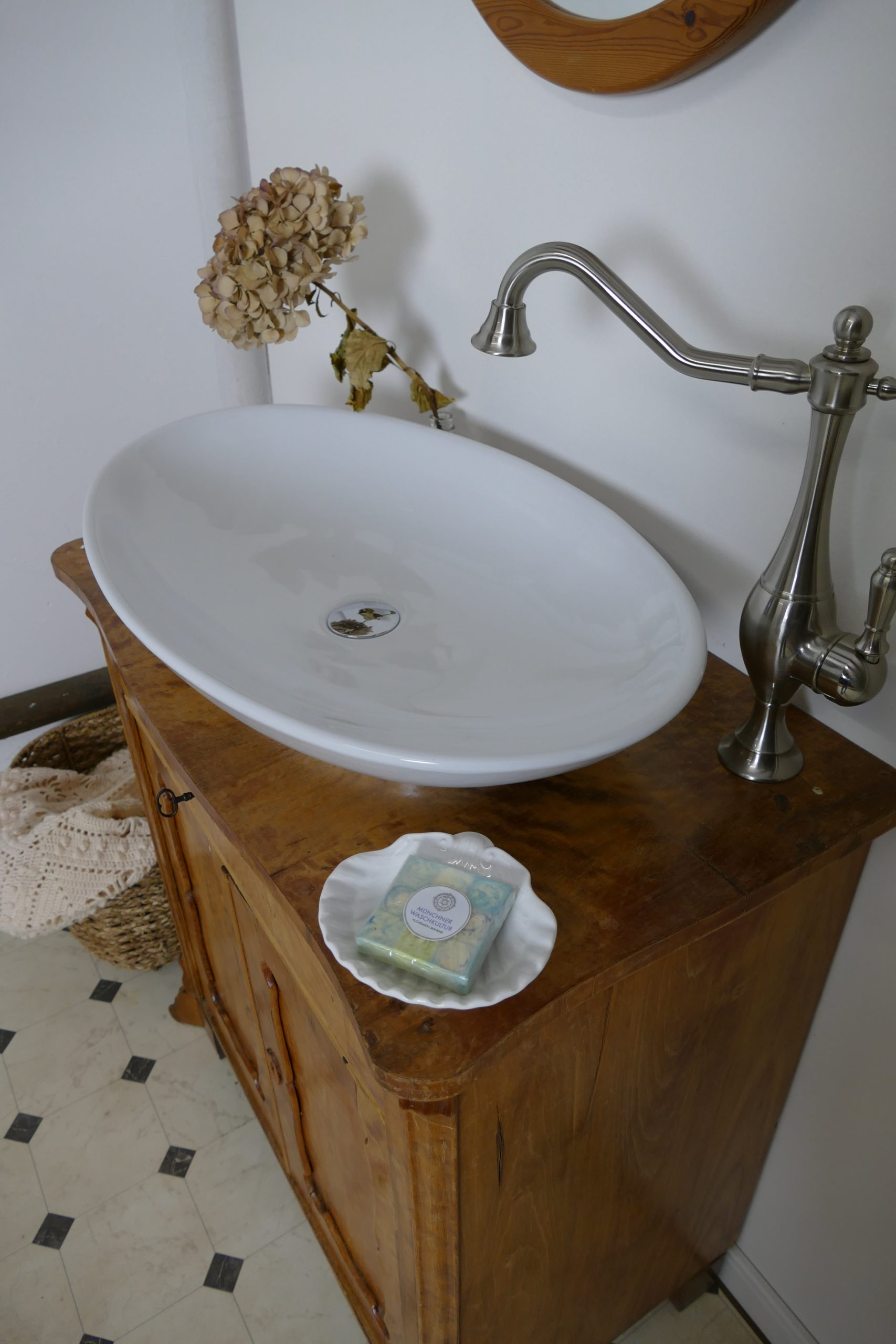 „Claire“ – Antiker Badschrank Naturholz
