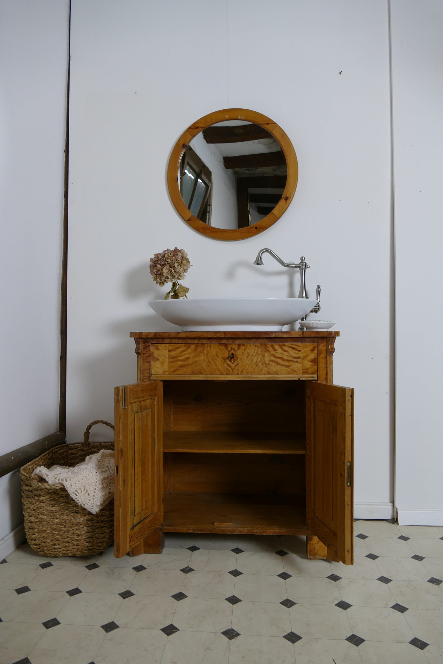 „Claire“ – Antiker Badschrank Naturholz