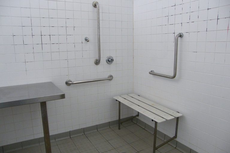 Bodengleiche Dusche mit Haltegriffen und Sitzbank