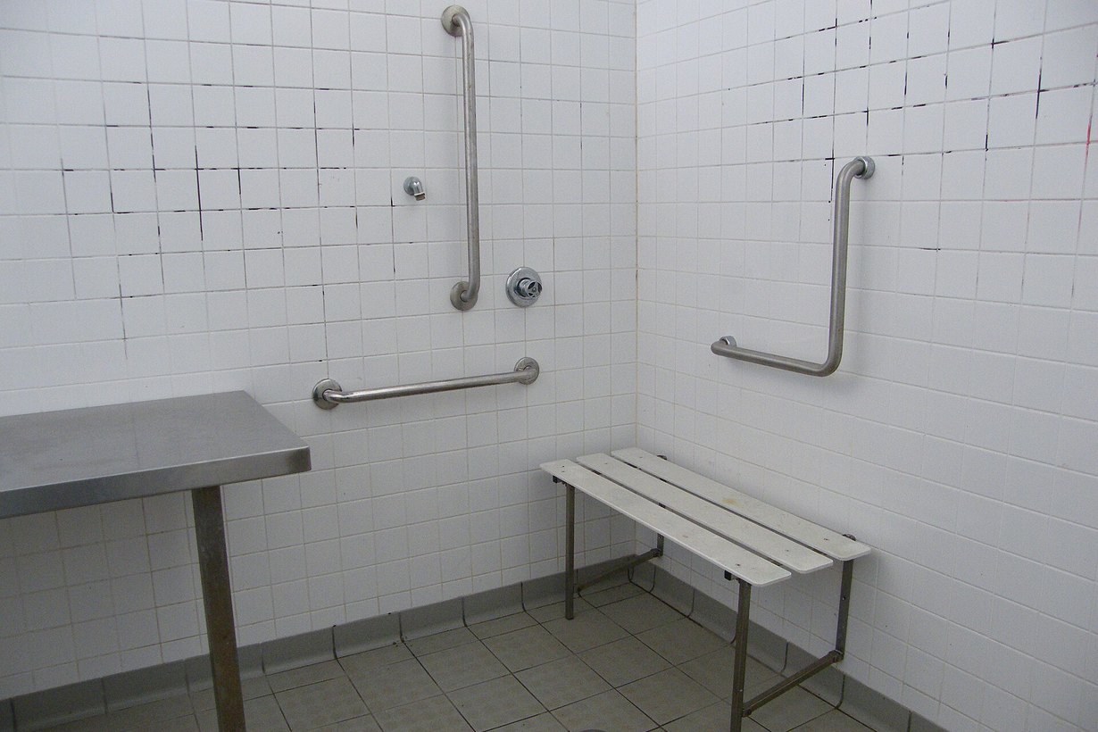 Bodengleiche Dusche mit Haltegriffen und Sitzbank