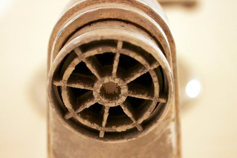 Wasserhahn mit Kalkablagerungen durch hartes Wasser