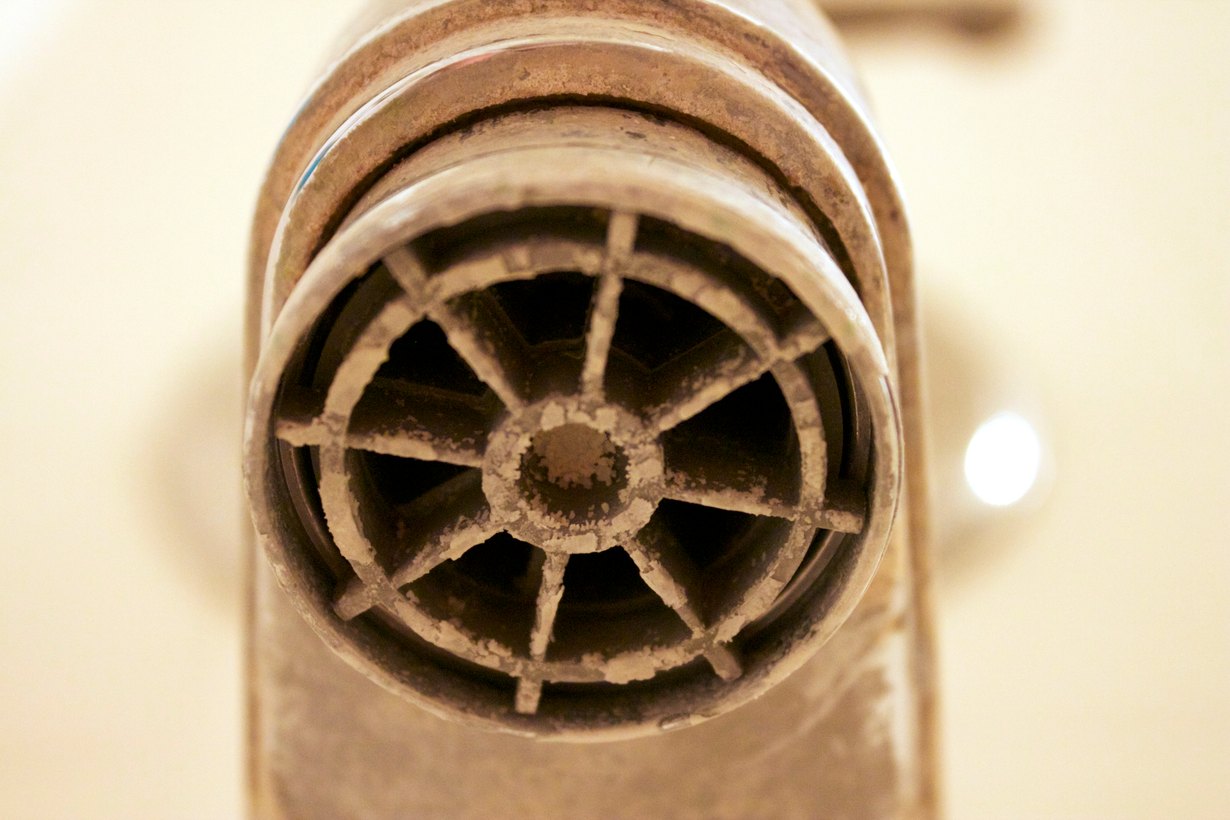 Wasserhahn mit Kalkablagerungen durch hartes Wasser