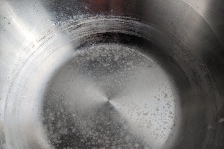 Weiße Kalkablagerungen am Boden eines Kochtopfs