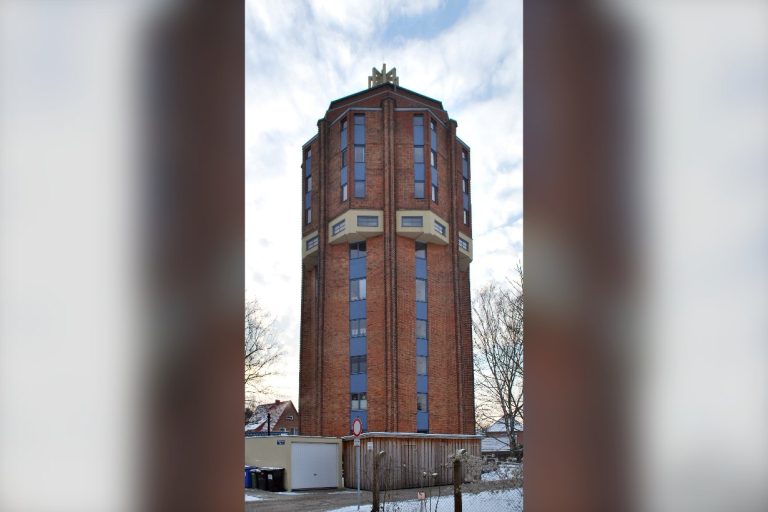 Backstein-Wasserturm an der Goldberger Straße in Güstrow